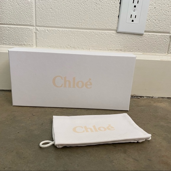 Collection of EMPTY boxes, bags, and ribbons from luxury designers. - Picture 6 of 10